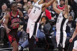 开云体育APP下载-公牛完胜爵士，拉文统治全场