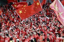 开云体育官方网站-比赛中场欢呼动听，队员们斗志昂扬