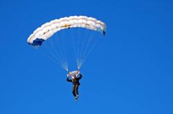 开云平台-赛道上的红牛与绿茵场上的公牛，双线争冠的激情碰撞