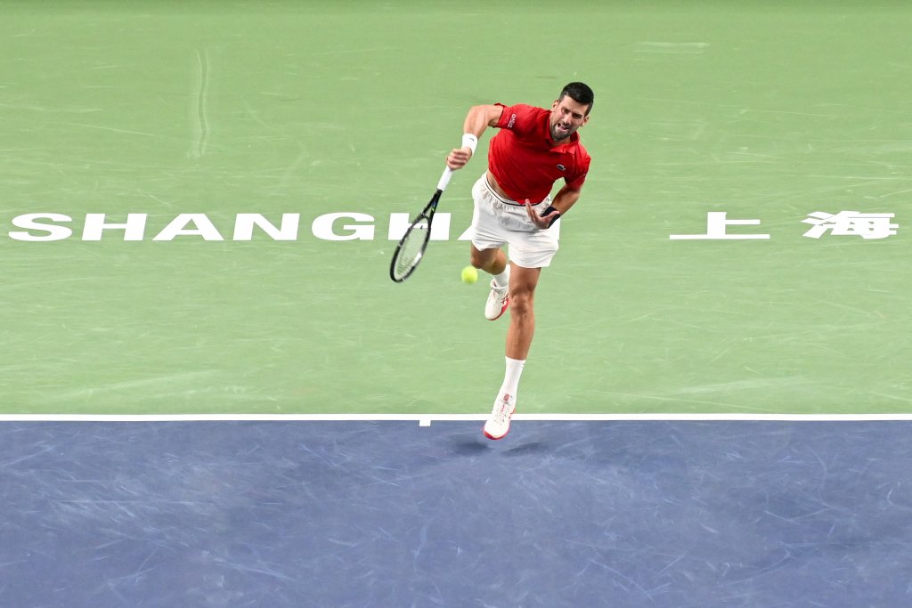 包含日本网球队险胜欧洲网球队，德约科维奇关键制胜的词条