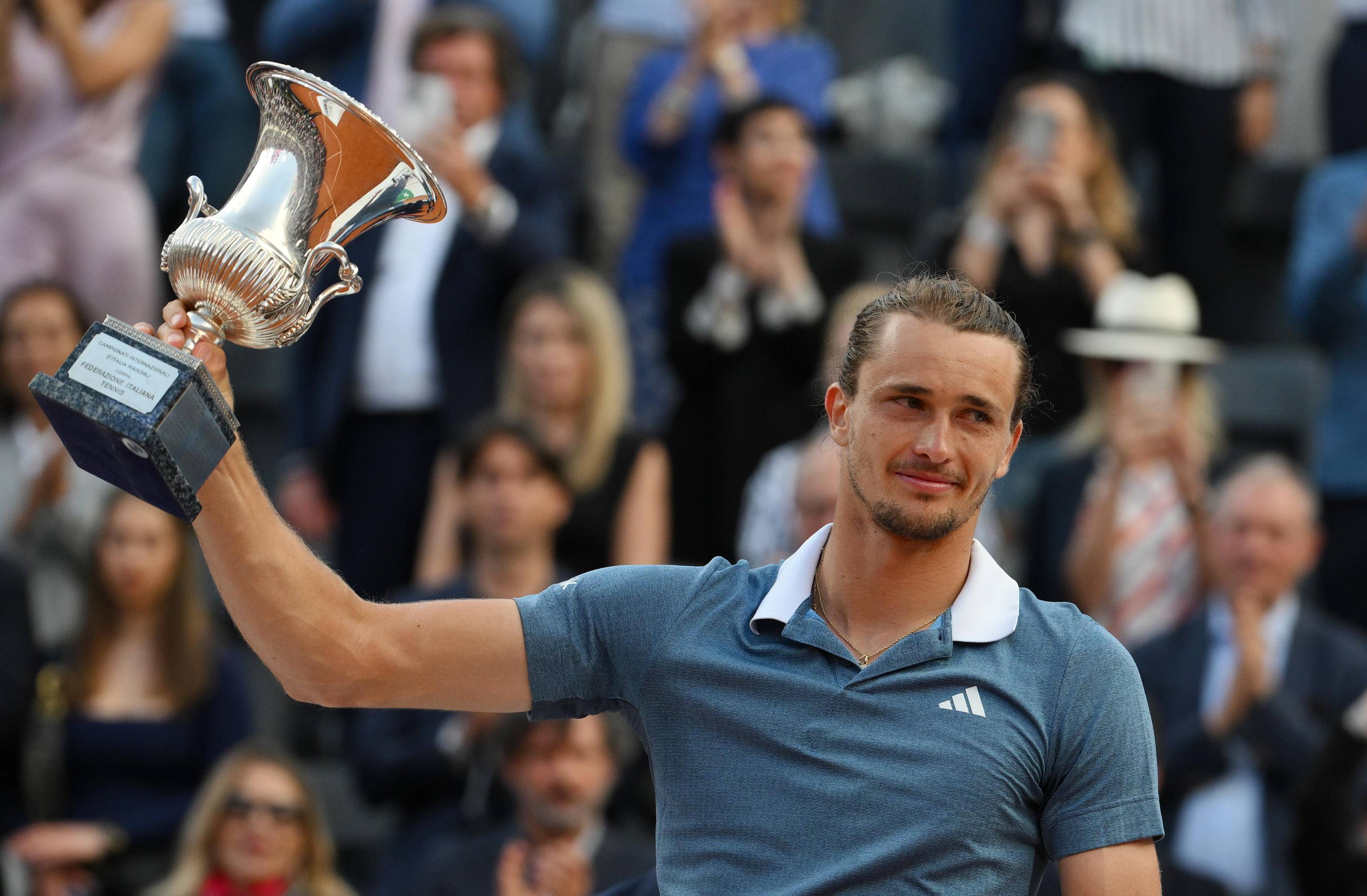 关于世界网球队横扫意大利网球队，兹维列夫打破历史纪录的信息