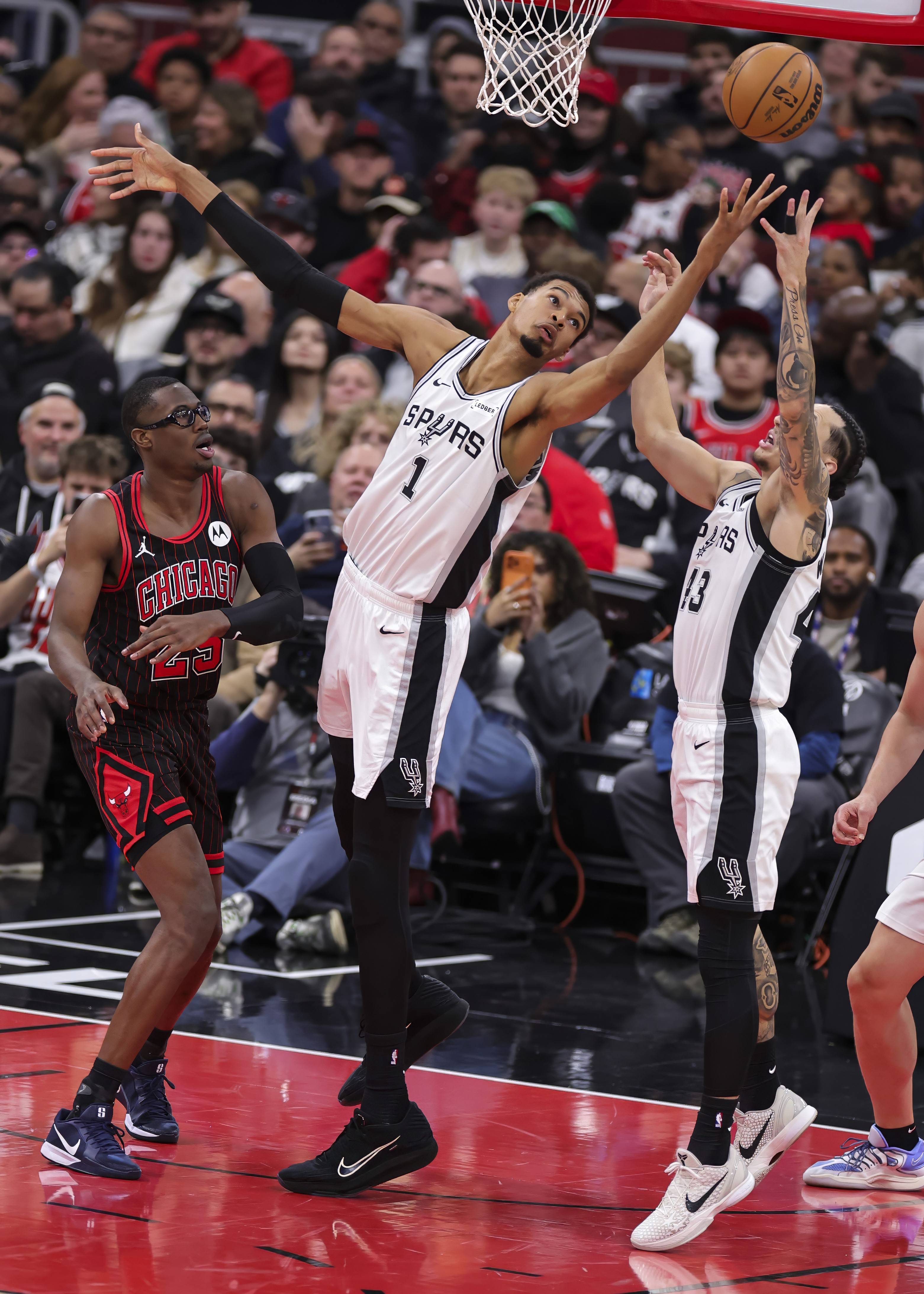 公牛完胜爵士，拉文统治全场