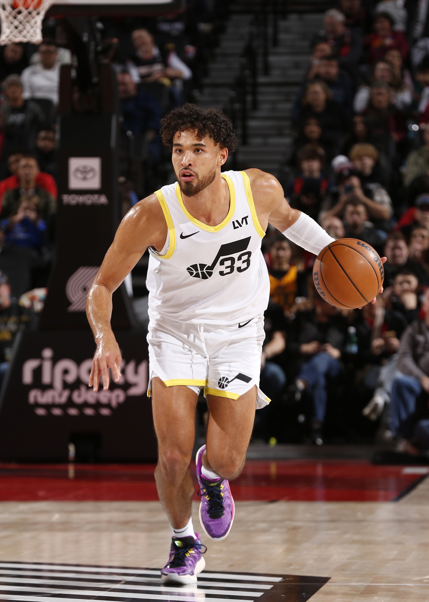 爵士客场力克开拓者，球队整体发挥出色的简单介绍