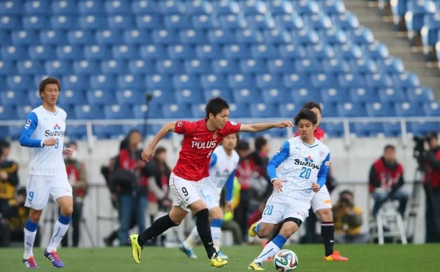 广岛三箭击败对手，晋级淘汰赛