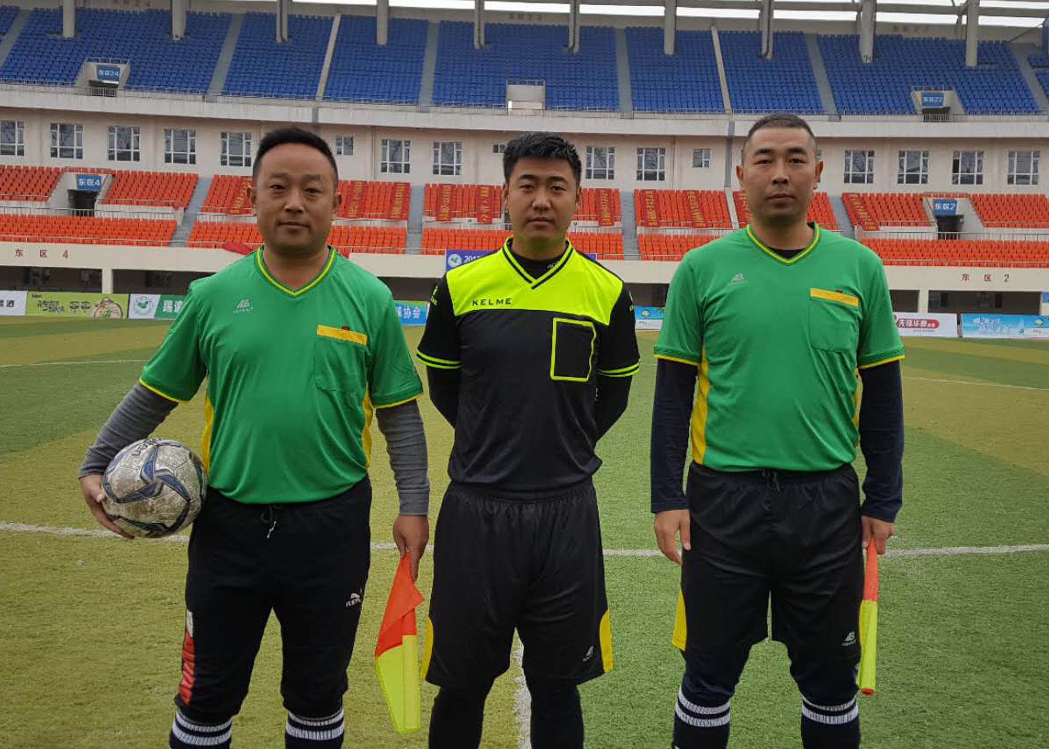 国内足球赛事主裁判严格执法，裁判员执行秩序严明的简单介绍