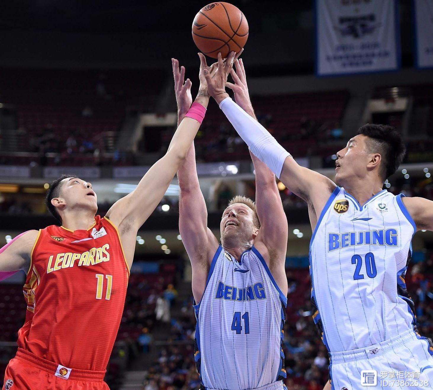 关于汉密尔顿果断战胜邓迪统一，夺取三分的信息