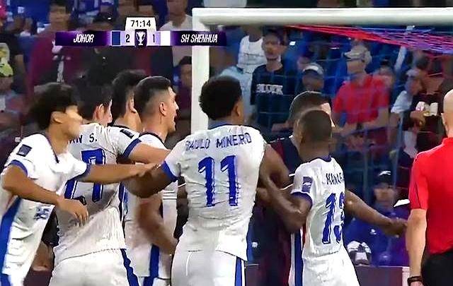 包含申花领先半场被反超泰达，宾客球迷齐声呼吸的词条