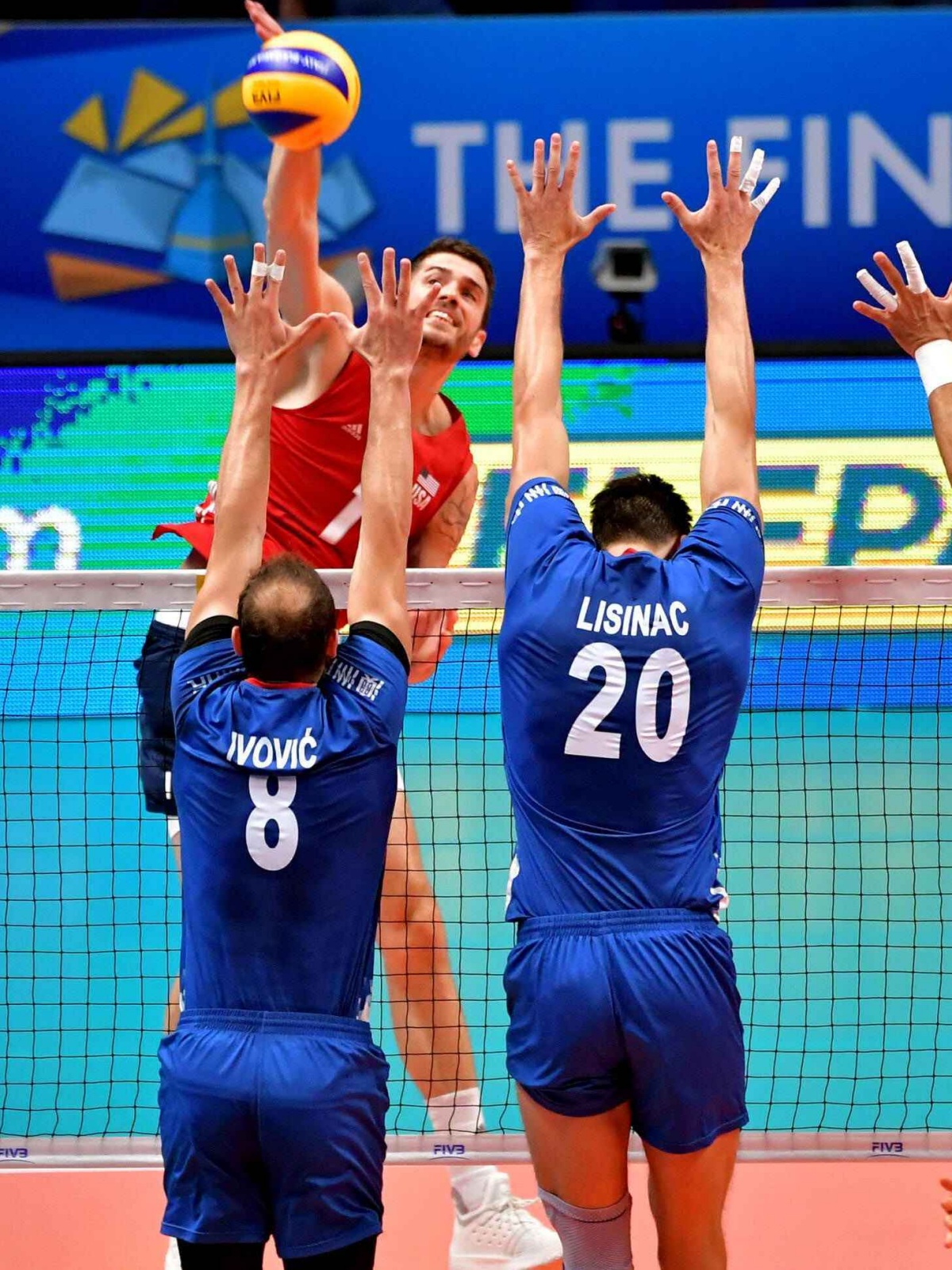 巴西排球队迎来背景战胜对手