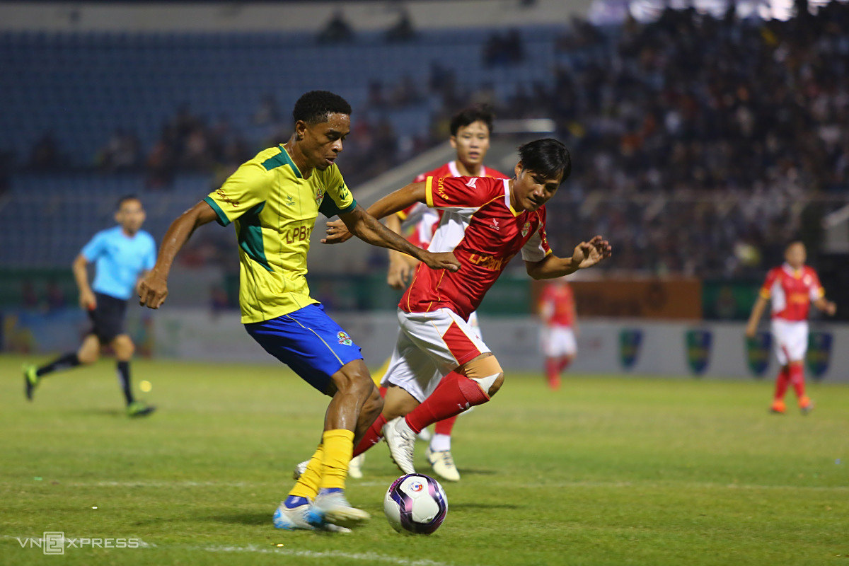 巴西排球队迎来背景战胜对手