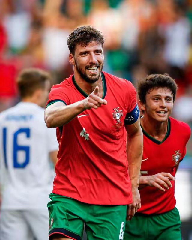 包含法罗群岛队员备战欧洲足球杯的词条