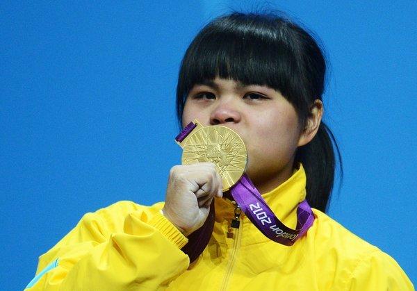 举重比赛：哈萨克斯坦选手喜获金牌