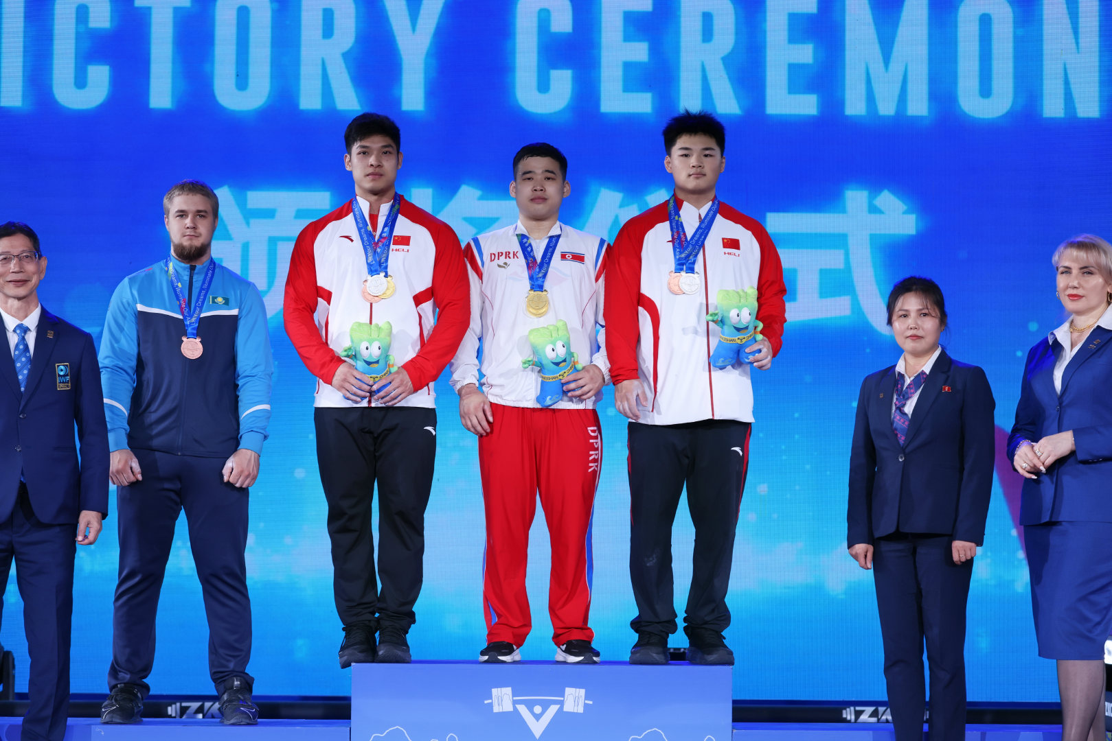 举重比赛：哈萨克斯坦选手喜获金牌