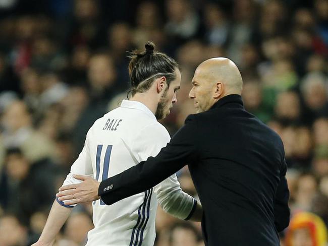 贝尔吹响号角，威尔士队背水一战