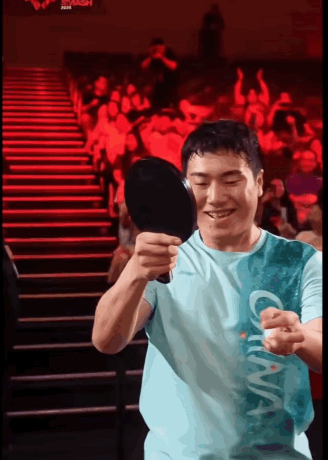 粉丝们热情的呐喊声响彻整个球场！