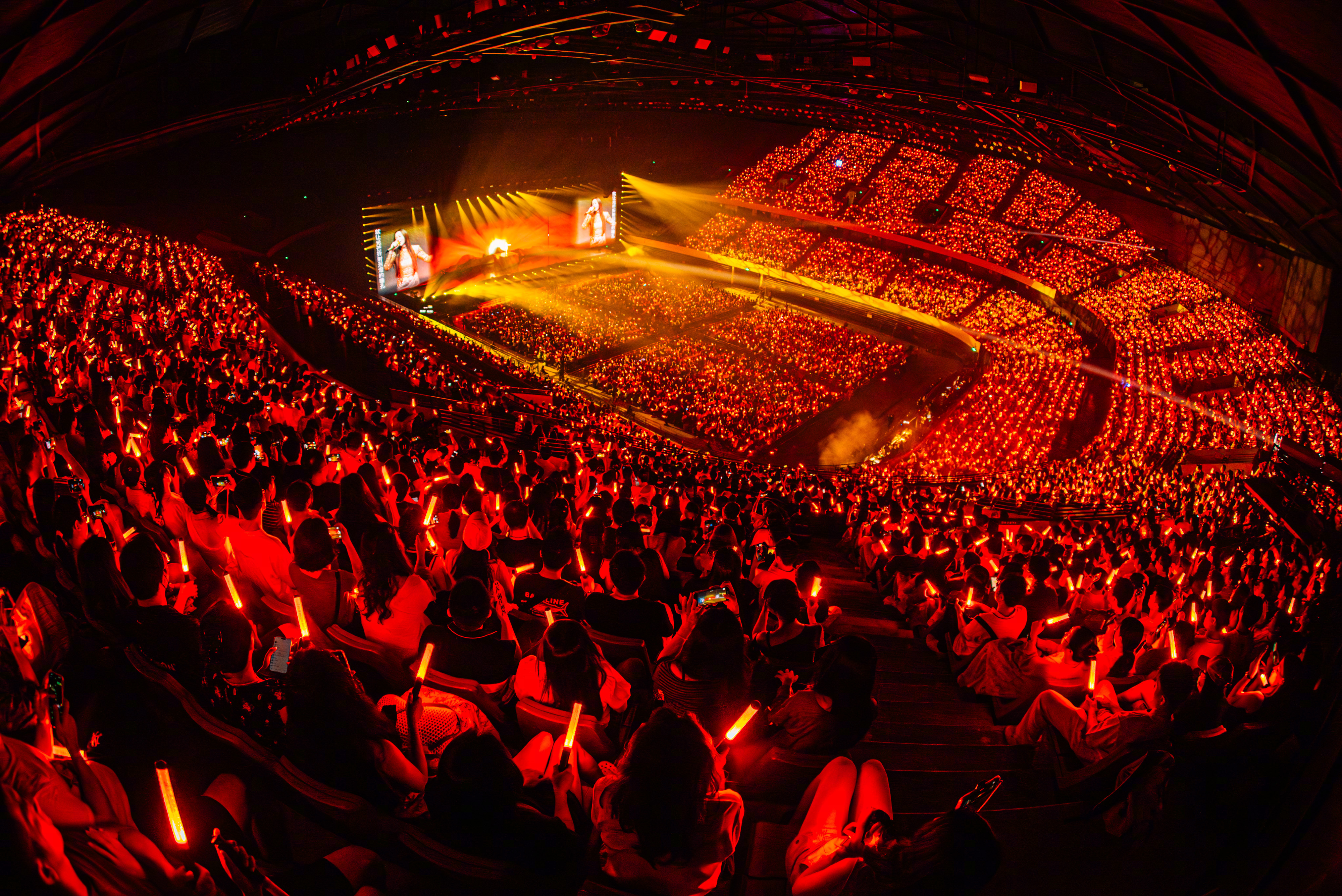 粉丝们热情的呐喊声响彻整个球场！