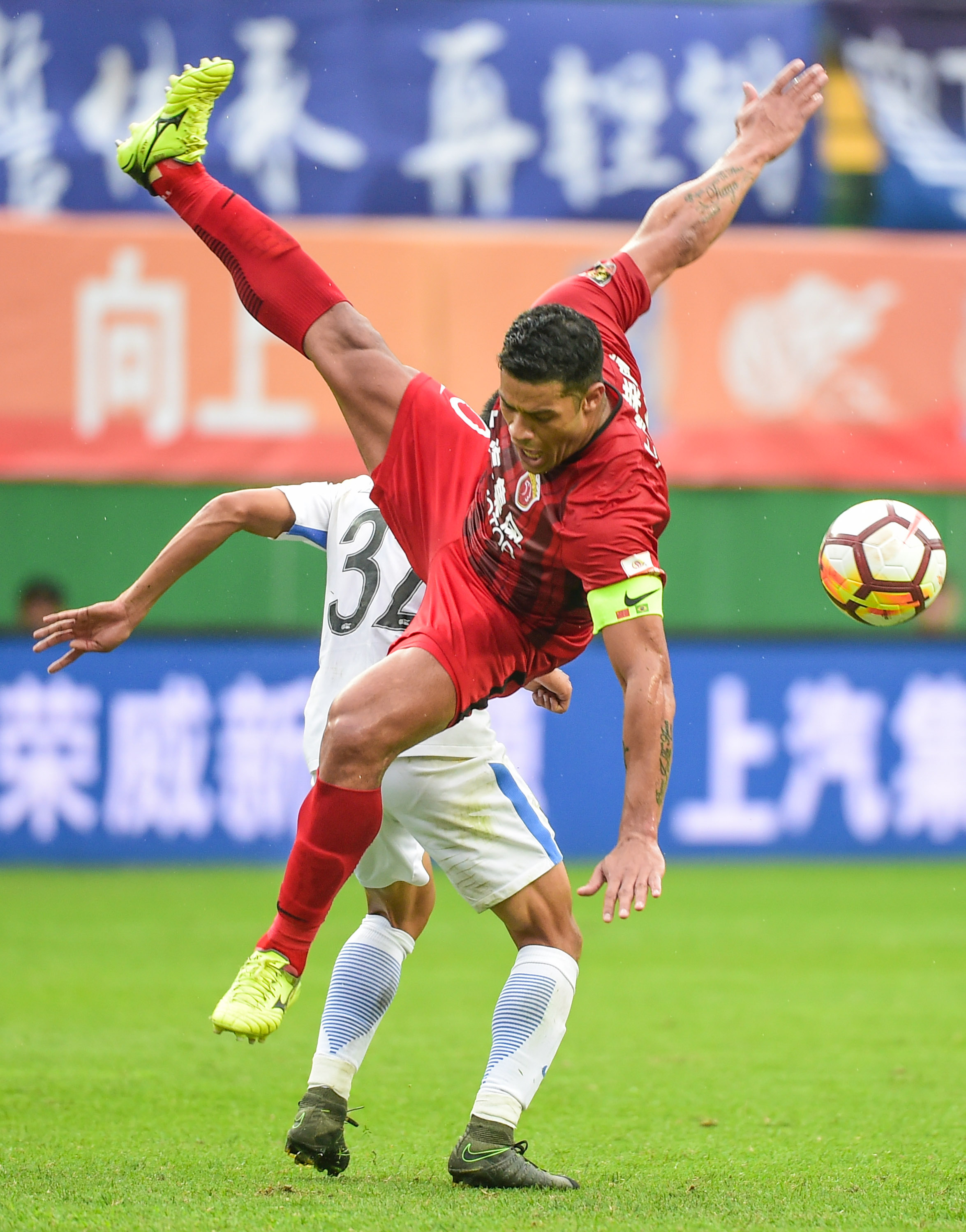 上港客场逼平广州富力，保持不败战绩