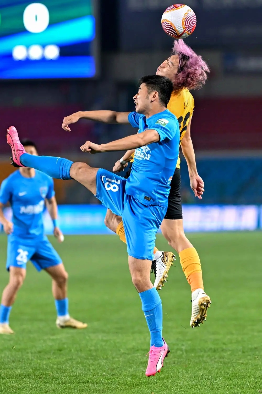 包含热门球队遭遇挑战，实力对决引人瞩目的词条