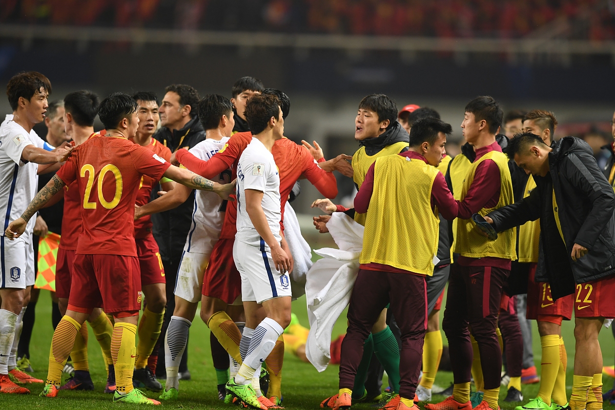 足坛强队再度对决，激烈场面令人热血沸腾的简单介绍