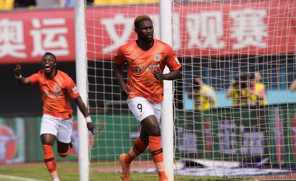 包含江苏苏宁迎战北京人和，争夺联赛胜利的词条