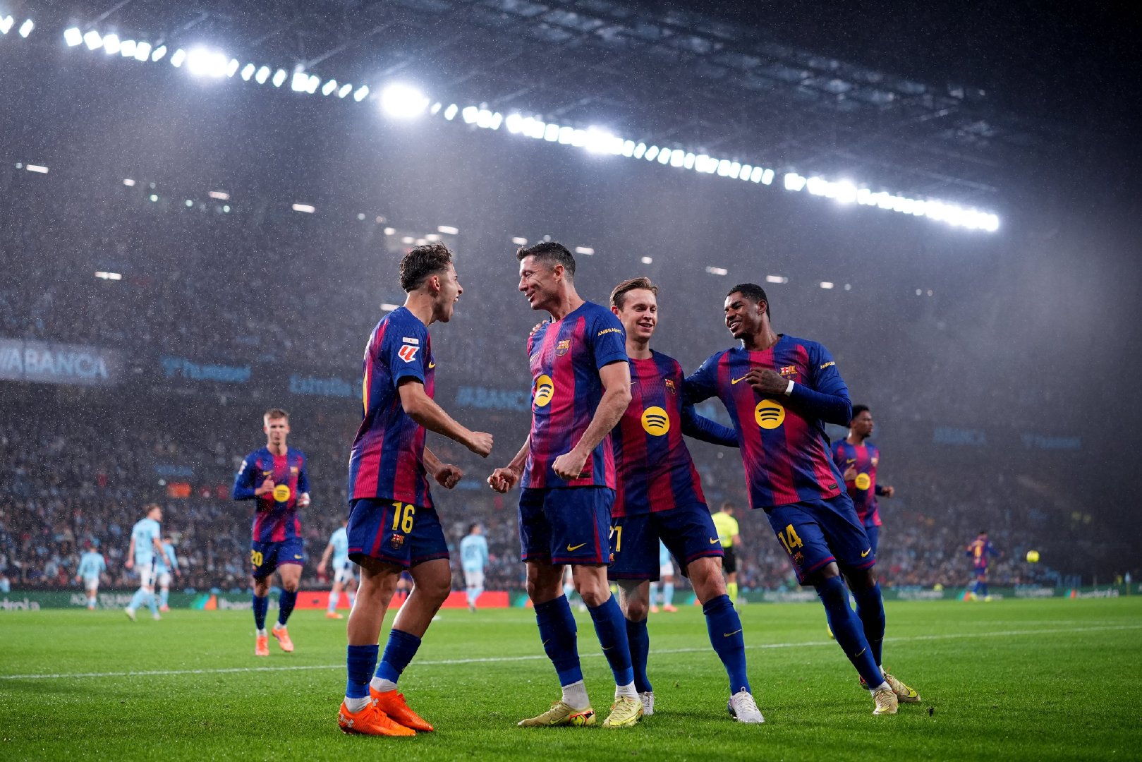 皇马绝杀里昂，莱万带队取胜