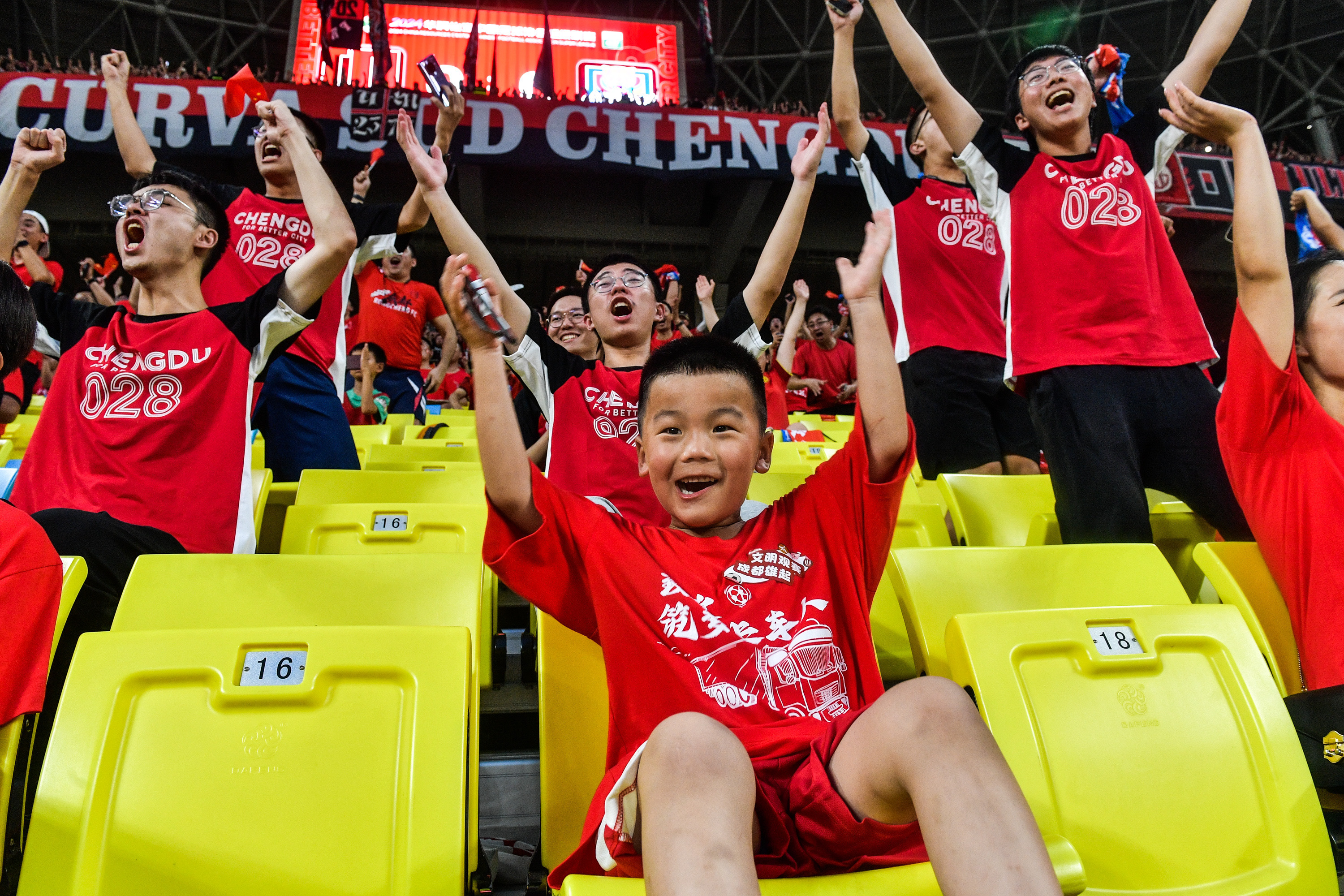 比赛中场欢呼动听，队员们斗志昂扬