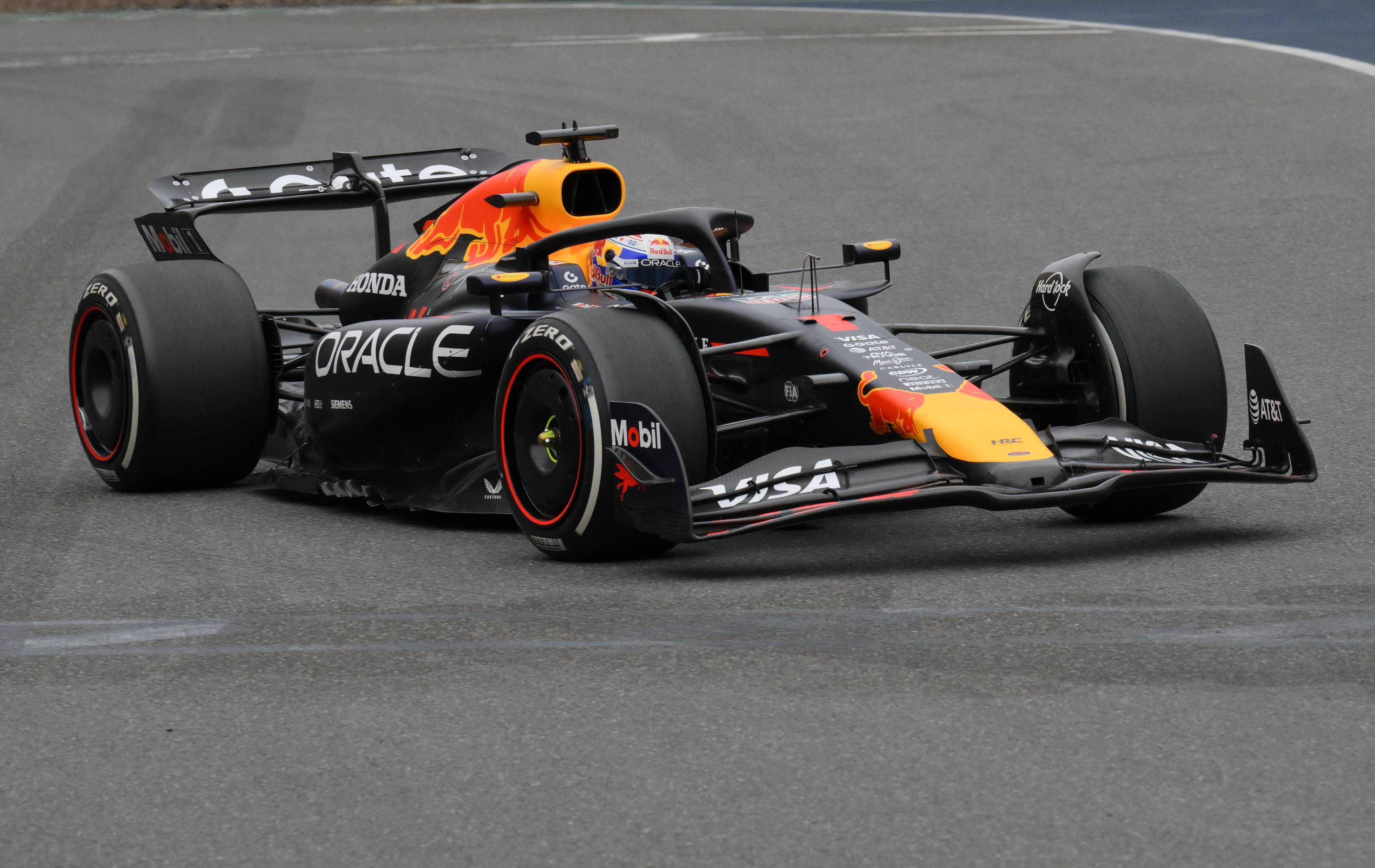 关于雷诺车队鏖战梅赛德斯，维斯塔潘统治全场的信息