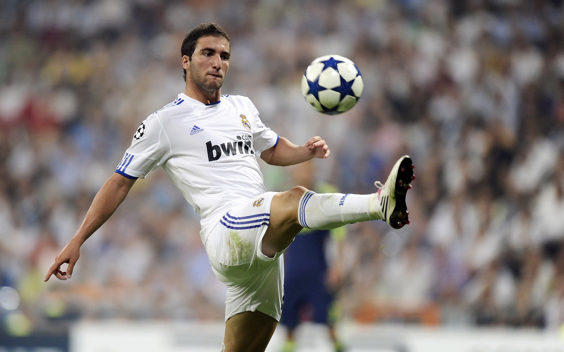 赛道与绿茵的交错，当F1争冠焦点驶入莱比锡红牛与玻利维亚之战